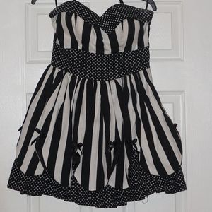 Adorable Black & White Flair Pinup Mini Dress